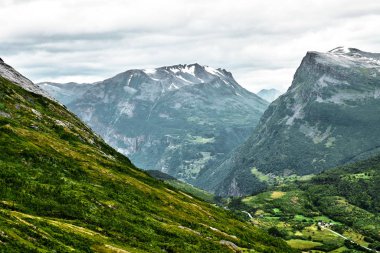 Küçük köy ve kasaba alt Vadisi ve zirve ile Batı Norveç dağlarında yakından görmek karla kaplı