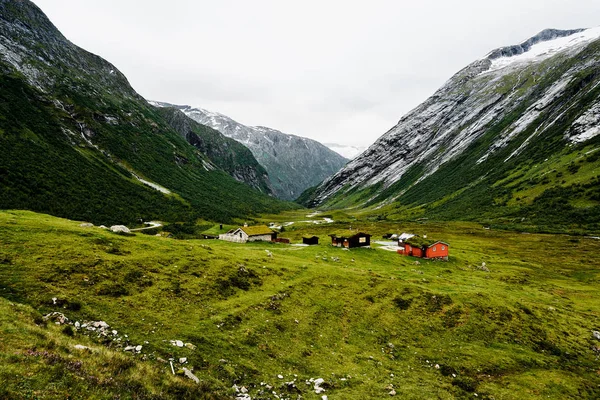 Norveç'te bir vadide renkli evleriyle eski mezar dağ köyü