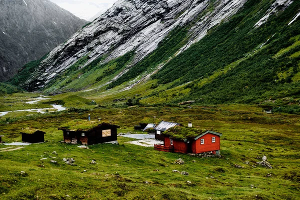 老彩云间山村庄与色彩缤纷的房子在一个山谷中挪威 — 图库照片