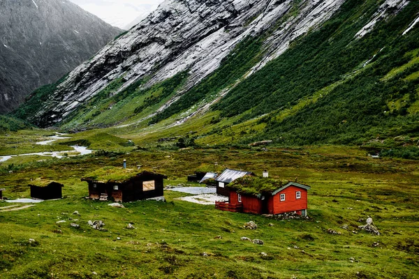Norveç'te bir vadide renkli evleriyle eski mezar dağ köyü