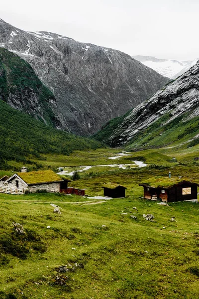 Staré ustupuje horská vesnice s barevnými domy v údolí v Norsku — Stock fotografie