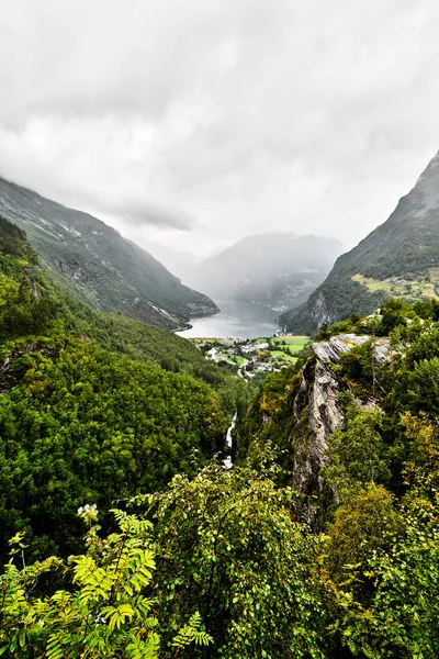 Blick vom Gipfel der Berge rund um Geiranger und den Fjord mit einem tiefen Abgrund — Stockfoto
