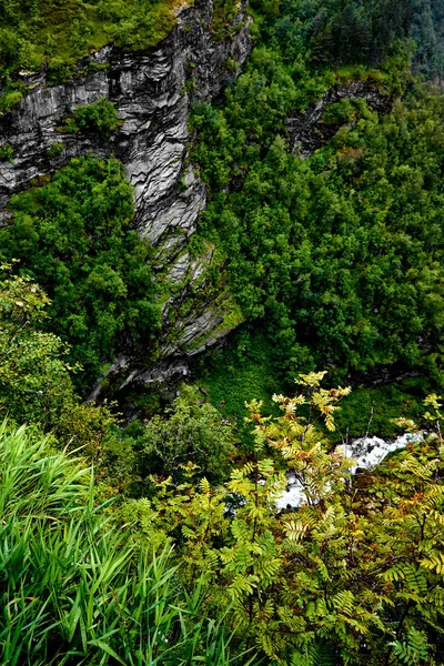 Geiranger ve derin bir uçurum ile fiyort dağların Zirvesi üzerinden görüntülemek