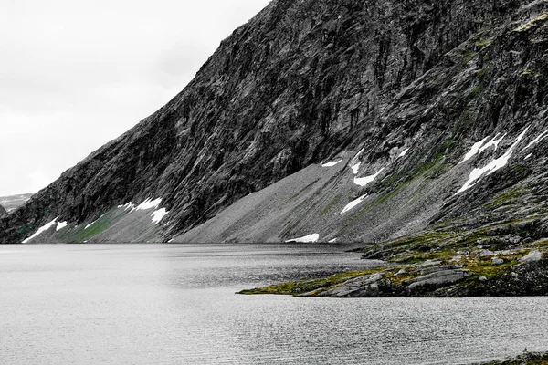 Vista de cerca de una montaña y un lago cubiertos de nieve y musgo en Noruega —  Fotos de Stock