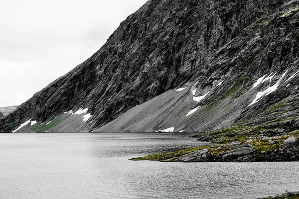 Close up view of a mountain and lake covered with snow and moss in Norway — Stock Photo, Image