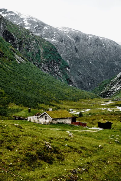 Staré ustupuje horská vesnice s barevnými domy v údolí v Norsku — Stock fotografie