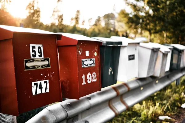 Alter Roter Briefkasten Mit Nummern Einer Reihe Mit Sonnenlicht Und Stockbild