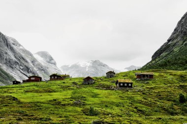 Güzel doğası nehir, taşlar ve Mera şapkalı kar dağlarla çevrili bir vadide yer. Renkli evler yeşil çimenlerin üzerinde duruyor. Geiranger ve Norveç'te Bergen arasında yer alan.