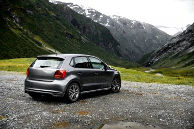Yeşil vadiye doğru bakacak şekilde Norveç dağlarında bir bakış açısı, modern araba park gri. 