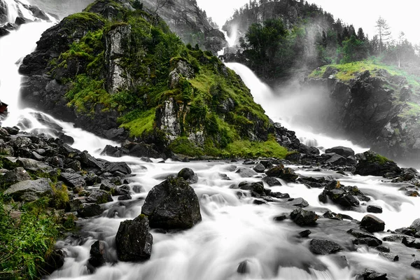 Yeşil vadiye iki farklı yol üzerinde bir şelale su akar. Kayalık ve taşlar ve yeşil çim ve ağaçların öğütülür. Kurtlar Vadisi latefossen, Norveç'te yüksek dağlarla çevrilidir.