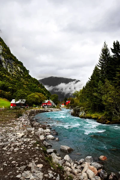 Casas Madeira Escandinavas Vermelhas Cabines Rio Turquesa Selvagem Rápida Costa — Fotografia de Stock