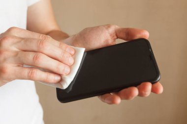 Cep telefonunun sterilize edilmesi ıslak antiseptik temizliği