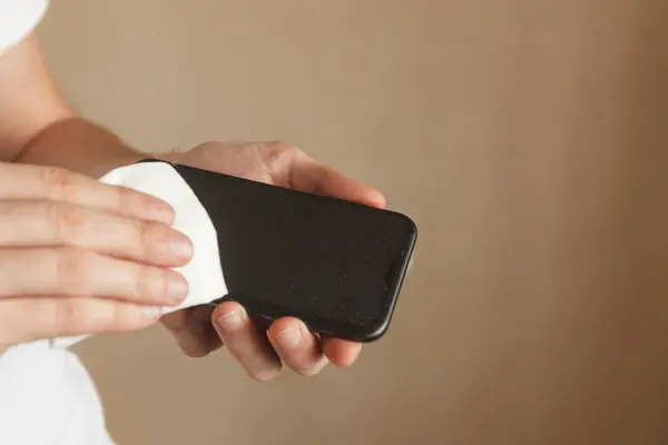 Cep telefonunun sterilize edilmesi ıslak antiseptik temizliği