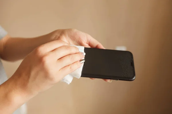 Cep telefonunun sterilize edilmesi ıslak antiseptik temizliği
