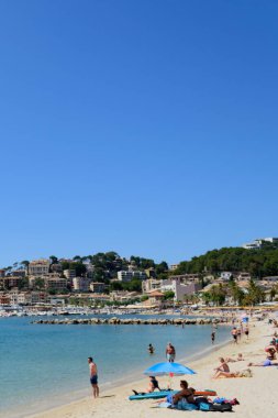 Mayorka, İspanya - 18 Haziran 2019. Puerto de Soller sahil kasabasındaki kumsalda güneşli bir günün tadını çıkaran ziyaretçiler