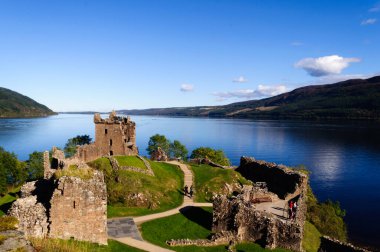 Drumnadrochit, Inverness, İskoçya 'da güzel bir yaz gününde Loch Ness sahilindeki Urquhart Kalesi' nin kalıntıları. 