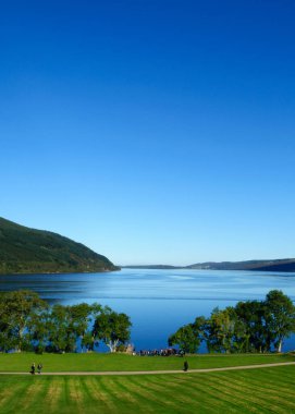 Loch Ness Gölü, İskoçya 'daki Inverness yakınlarındaki Drumnadrochit' te Loch Ness Canavarı Nessie 'nin gizemli görüntüleriyle bilinen güzel göl.