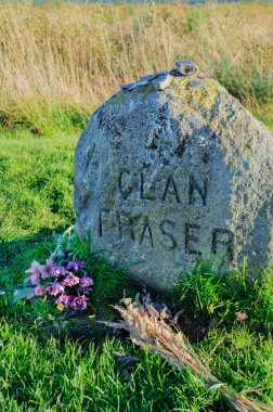 İskoçya 'daki Inverness yakınlarındaki Culloden Anıtı Muharebesi' nde Fraser Klanı mezar taşı
