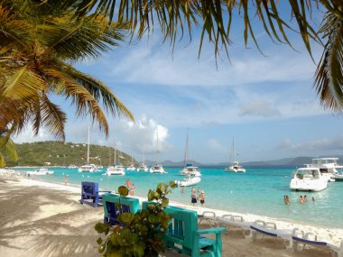 Jost van Dyke, BVI - 13 Temmuz 2017 - White Bay 'in güzel plajı özellikle yelkenli ve yatlar için çok popüler bir turistik merkezdir.