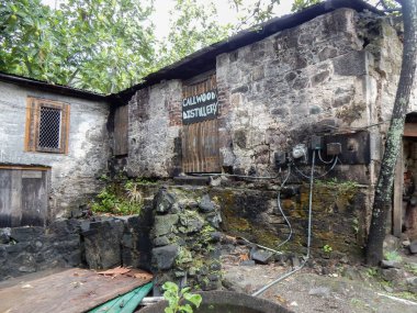 Cane Garden Körfezi, 13 Temmuz 2017 - Callwood Rum Damıtımevi Karayipler 'in 1600' lere dayanan ve hala 400 yıldır yaptığı gibi kamış suyundan rom üreten en eski içki imalathanelerinden biridir.