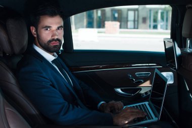 adam arabanın içinde 