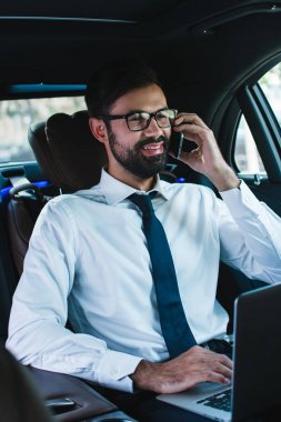 adam arabanın içinde 