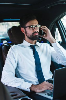 adam arabanın içinde 