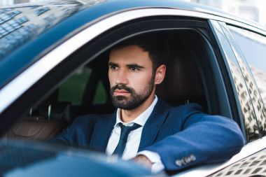 adam arabanın içinde 