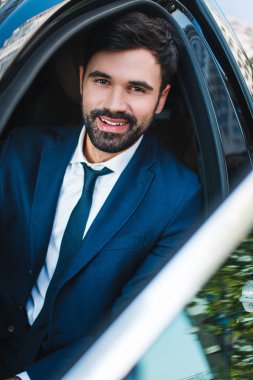 adam arabanın içinde 