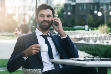 adam arabanın içinde 