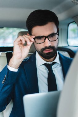 adam arabanın içinde 