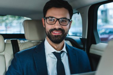 adam arabanın içinde 