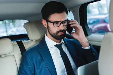 adam arabanın içinde 