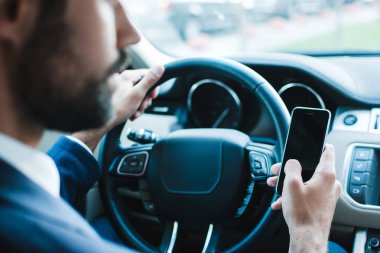 adam arabanın içinde 