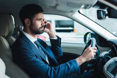 adam arabanın içinde 