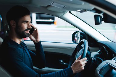 adam arabanın içinde 