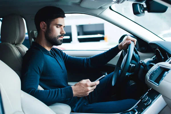 Homem no carro — Fotografia de Stock