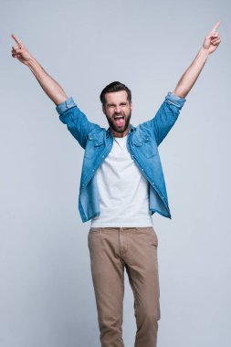 Ne gerçek başarı denir. Yakışıklı genç adam kameraya gülümsemek andgesturing duran beyaz arka plan ile seyir