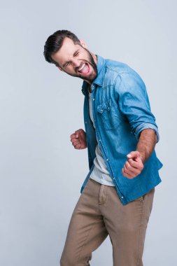 Bir rock yıldızı gibi. Beyazlara karşı suç işliyor arka plan ayakta iken mutlu ve heyecanlı seyir yakışıklı genç