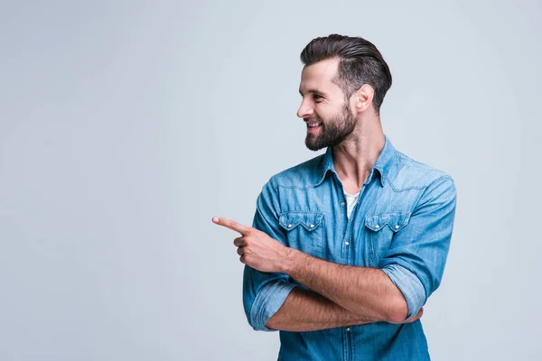 Presta Atenção Jovem Bonito Apontando Para Longe Com Sorriso Enquanto — Fotografia de Stock