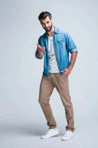 Belki sen? Sizi işaret ve gülümseme whilestanding beyaz arka plan ile kameraya bakarak yakışıklı delikanlı