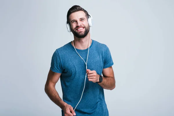 Haz Pequeño Baile Joven Guapo Escuchando Música Auriculares Con Sonrisa — Foto de Stock