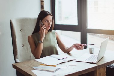 Bu rapor hoşuma gitmedi! Cep telefonu üzerinde konuşurken ve ofis masasında otururken onu laptop arıyorum güzel genç iş kadını