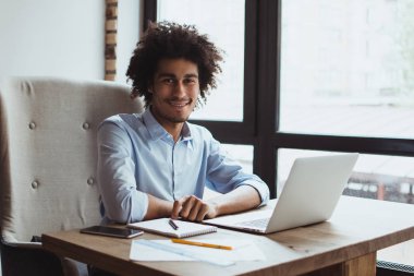 Bay işadamı. Yakışıklı genç işadamı kameraya gülümseme masanda süre ile onun Ofis Büro arıyorum