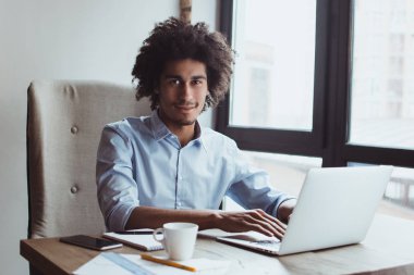 Tanıştığımıza memnun oldum. Yakışıklı genç işadamı kameraya gülümseme masanda süre ile onun Ofis Büro arıyorum