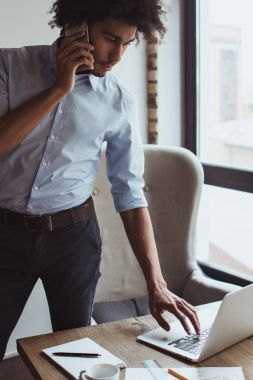 Bir şey değiştirmek için çok geç. Onun ofis masasında duran cep telefonu konuşurken yakışıklı genç işadamı