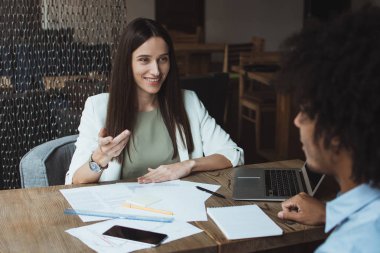 Bir anlaşma yaptık. Güzel genç işkadını ofis masasında otururken gülümseme ile eşi ile konuşurken