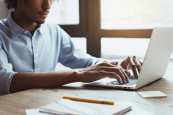 Just Another Business Day Side View Handsome Young Businessman Using — Stock Photo, Image