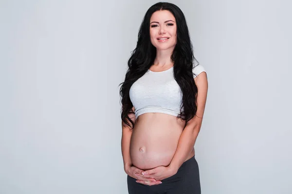 Abraço Para Bebé Mulher Grávida Bonita Olhando Para Câmera Com — Fotografia de Stock