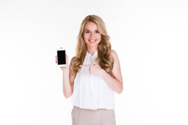 Bu telefonu istiyorum. Onun smartphone gösterilen ve gülümseme duran beyaz arka plan ile kameraya bakarak güzel genç kadın